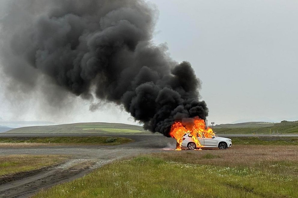 Bíllinn skíðlogaði stuttu eftir að ökumaður og farþegi forðuðu sér, AÐSENDAR MYNDIR