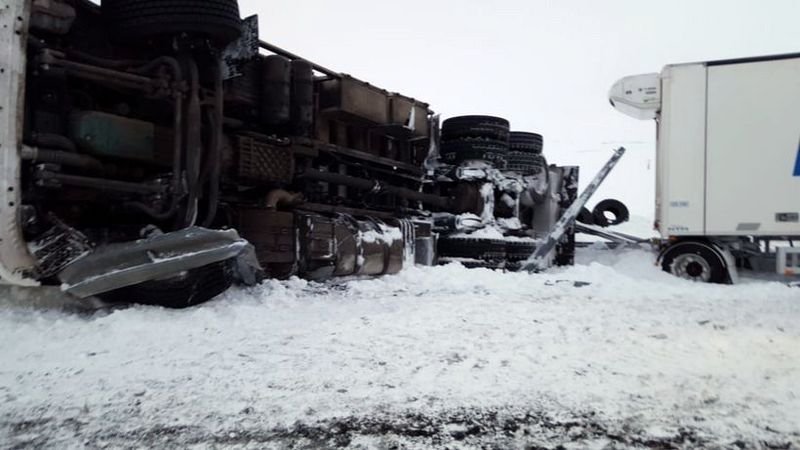 Bíllin liggur á hliðinni. Mynd af mbl.is