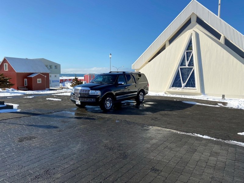 Fyrirtækið hefur fjárfest í þessum fallega Lincol-líkbíl. Aðsend mynd.