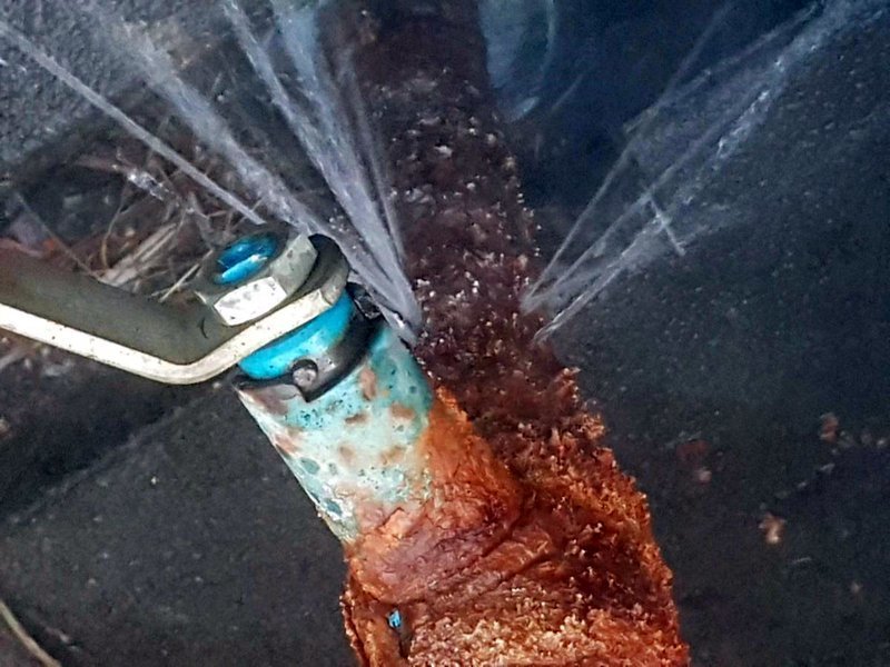 Sökudólgurinn, sprungið afloftunarrör. Mynd: hunathing.is