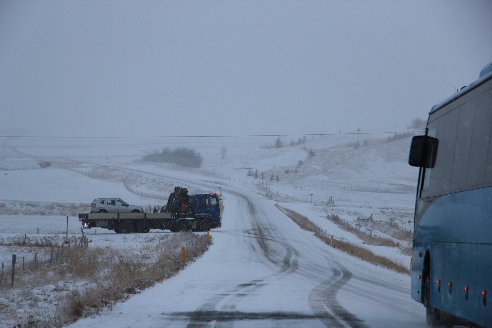 Bíllinn fjarlægður af vettvangi. Mynd: KSE