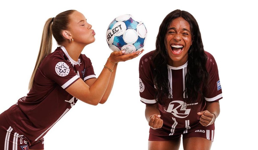 Markaskorararnir í kvöld; Birgitta og Makala, skemmta sér í myndatöku. MYNDIR: ANDRI ÞÓR FYRIR DAVÍÐ MÁR.NET