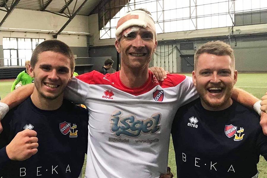 Það er harka í 4. deildinni. Bjarki segir að það hafi verið allt í lagi með sig og engin ástæða til að fara af velli. Hér er hann ásamt Óðni Smára Albertssyni (t.v.) og megin Hámundi Erni Helgasyni að leik loknum. MYND AF FACEBOOK
