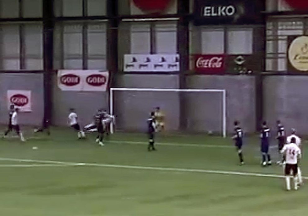 Bjarki skorar – hann er hvíta lárétta línan sem sker fjærstöngina á myndinni. SKJÁSKOT