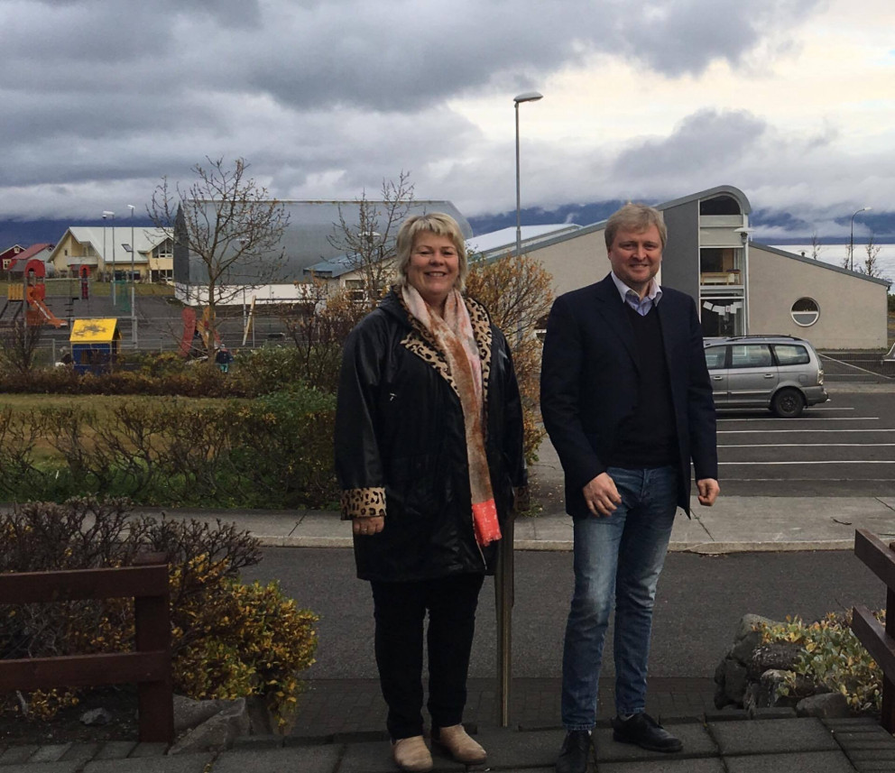 Lilja Rafney og Bjarni Jónsson við Súðavíkurskóla
