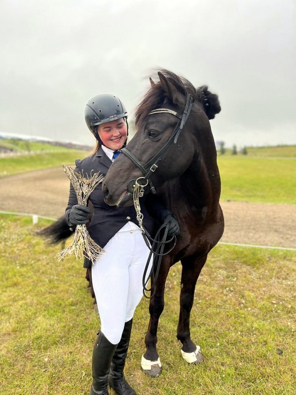 Björg Ingólfsdóttir og Kjuði frá Dýrfinnustöðum með Øder Cup, sérstök verðlaun til minningar um Einar Øder. Mynd af FB-síðu Skagfirðings.