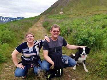 Páll Stefánsson, tæknimaður á Tengli á Sauðárkróki, og Jóhanna S. Birgisdóttir kona hans eftir giftusamlegt björgunarútkall í Hvanneyrarskál. Endurvarpsstöðin, sem mjálmið kom frá, í baksýn. Mynd af FB-síðu Gunnsteins Ólafssonar.