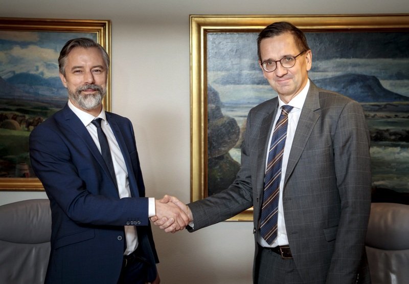 Forstjórarnir Hörður Arnarson og Björn Brynjúlfsson innsigla samninginn.