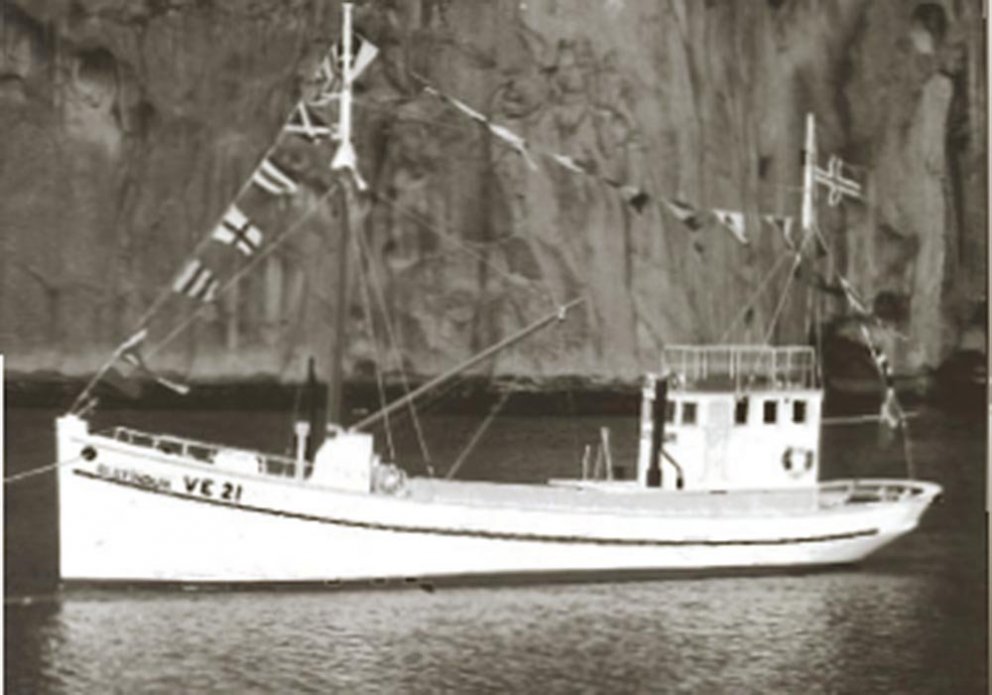 Blátindur þegar hann var afhentur Menningarmálanefnd á sjórnannadaginn 2001. MYND: HEIMASLÓÐ.IS