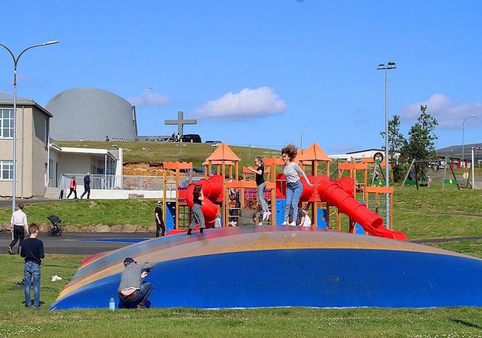 Hluti skólalóðarinnar við Húnaskóla. MYND: ÓAB