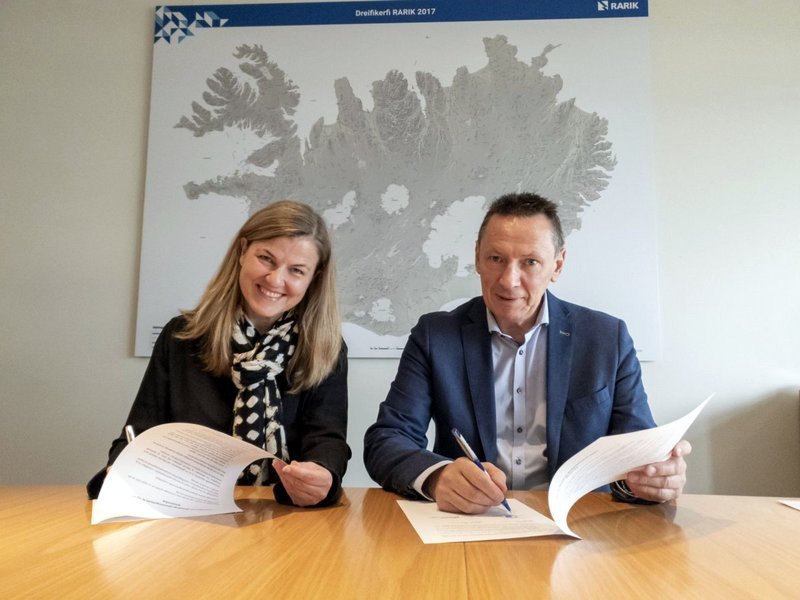Valdimar O Hermannnsson, Sveitarstjóri Blönduósbæjar og Helga Jóhannsdóttir, Framkvæmdastjóri rekstrarsviðs RARIK, við undirritun samningsins. Aðsend mynd.