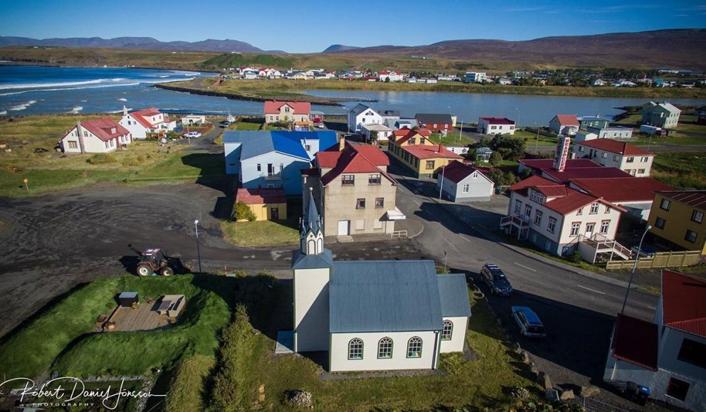 Horft yfir gömlu kirkjuna og Gamla bæinn á Blönduósi og Blönduós. MYND: RÓBERT DANÍEL
