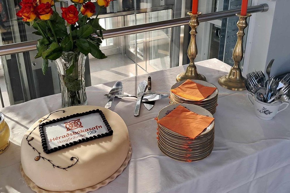 „Já, góð er hún blessunin.“ Það er kaka í dag. MYND: KSE