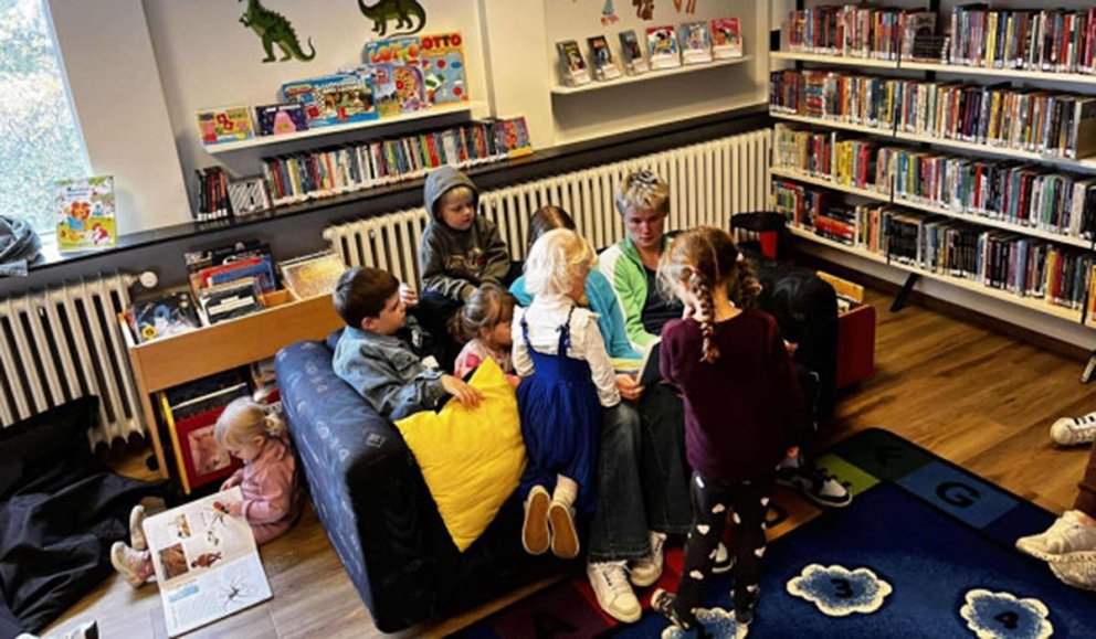 Frá lestrarstundinni í bókasafninu. MYND: SAGA SJÖFN