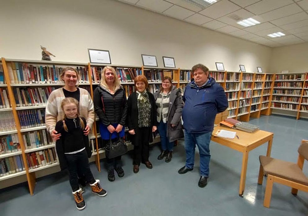 Elinborg ásamt fyrrverandi nemendum sínum og Ólafi Rúnarssyni tónlitarkennara. Frá vinstri: Sveinbjörg Rut Pétursdóttir, framan við hana Margrét Ragna Jónsdóttir, Sigríður Ólafsdóttir, Elinborg fyrir miðri mynd, Elín Jóna Rósinberg og Ólafur. MYND AF FACEBOOK-SÍÐU SAFNSINS
