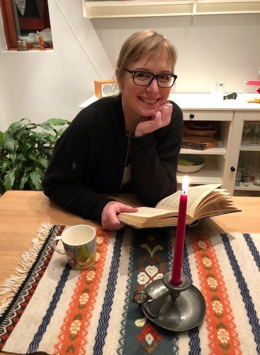 Sigurlaug Rún Brynleifsdóttir blaðar í góðri bók. Aðsend mynd.