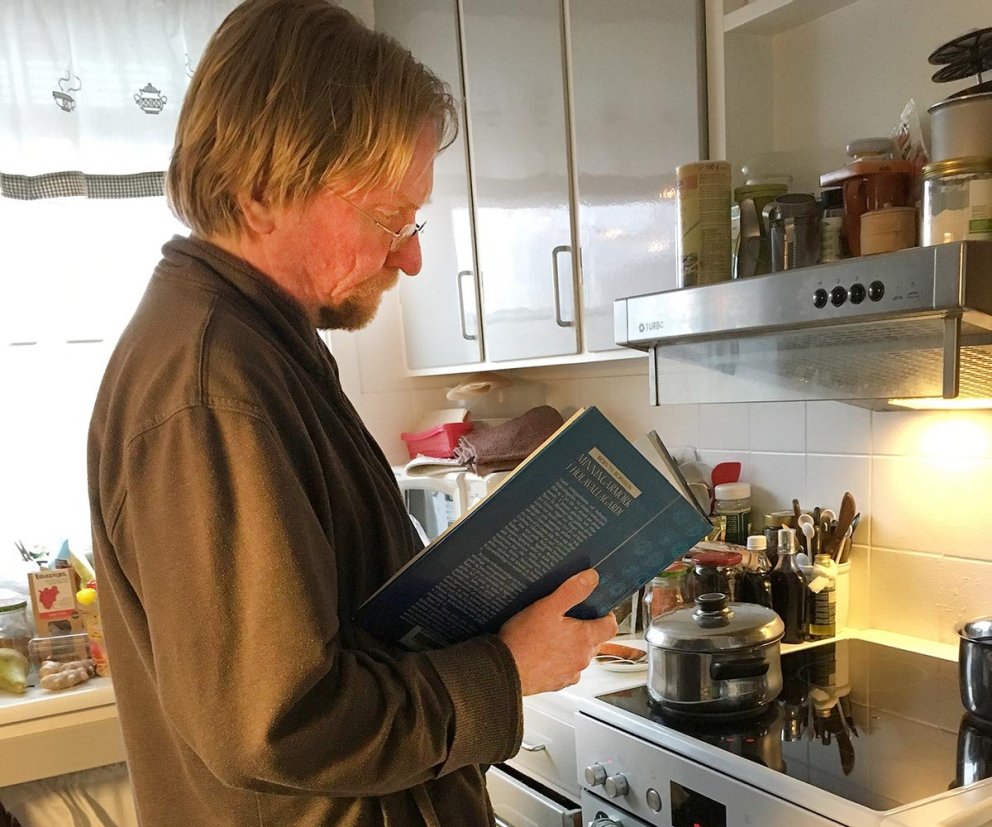 Þorgeir: „Þarna er ég að lesa meðan ég passa að pastað sjóði ekki uppúr.“  AÐSEND MYND