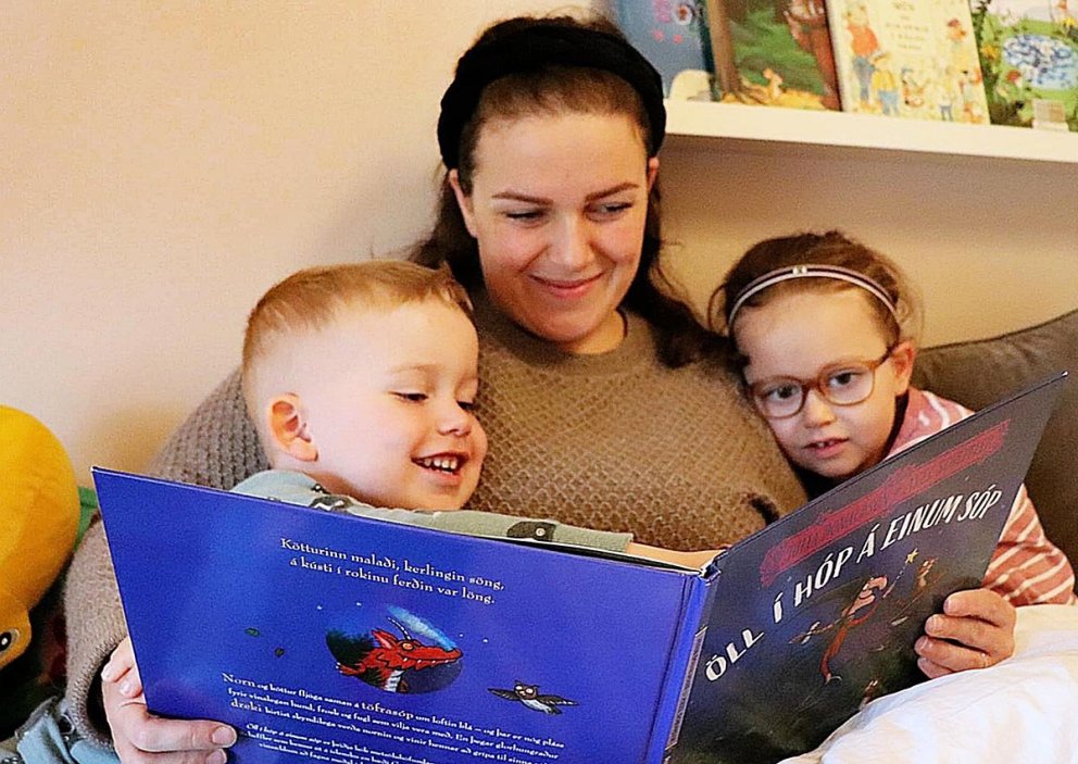 Hrund Marín að lesa fyrir börnin. AÐSEND MYND