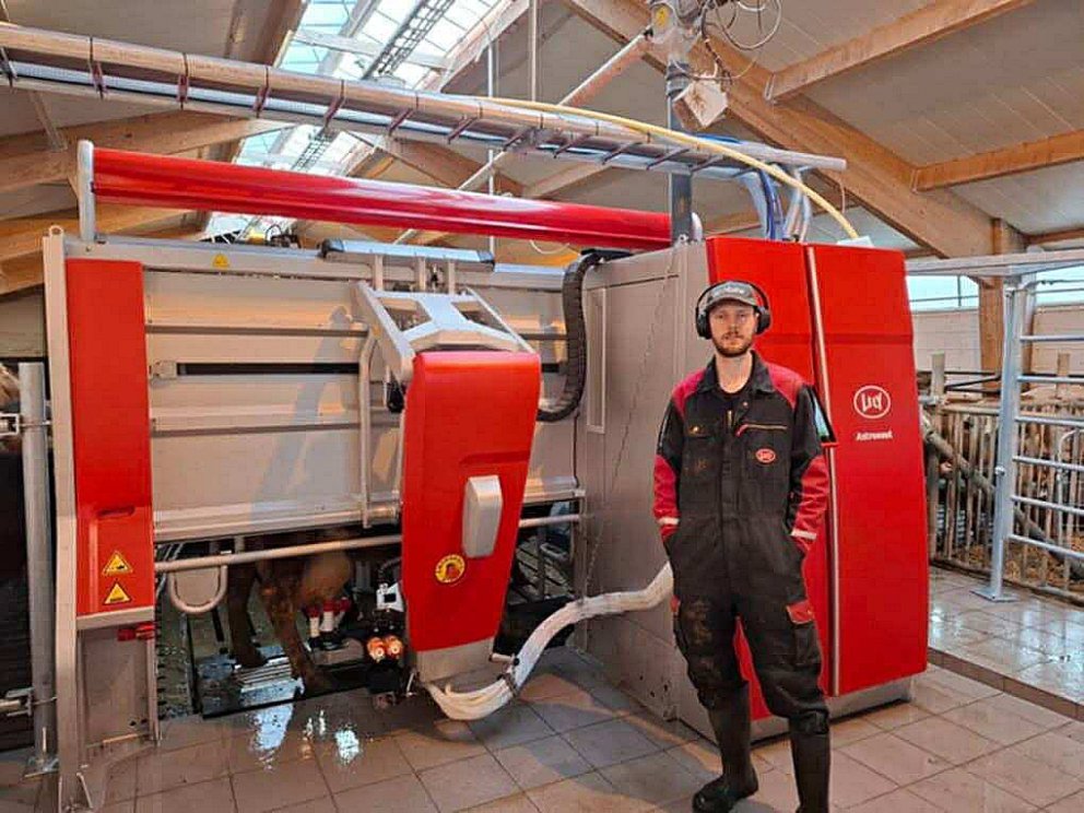 Kiddi við mjaltarþjóninn. MYND AÐSEND