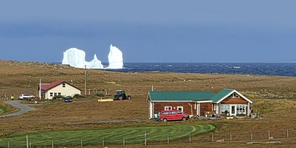 Borgarísjakinn norður af Hrauni. Myndin er tekin með talsverðum aðdrætti og á myndunum hér að neðan má betur átta sig á fjarlægðinni frá landi. MYNDIR: GUNNAR RÖGNVALDSSON