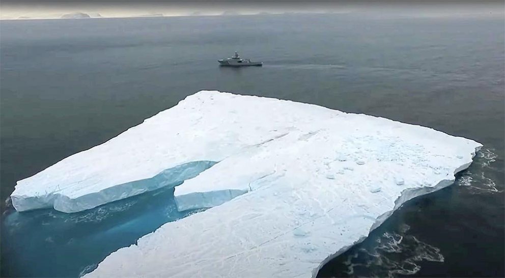 Borgarísjakinn er engin smásmíði! Varðskipið Þór fjær á myndinni og efst strandlengjan. SKJÁSKOT ÚR MYNDBANDI LHG