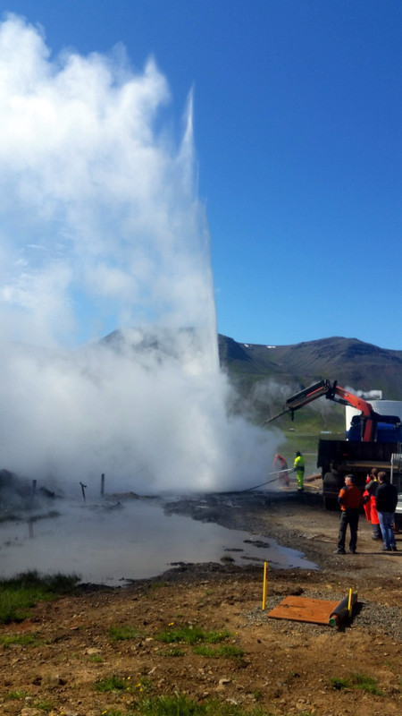 Leit að heitu vatni tókst framar vonum í Fljótum árið 2016.
