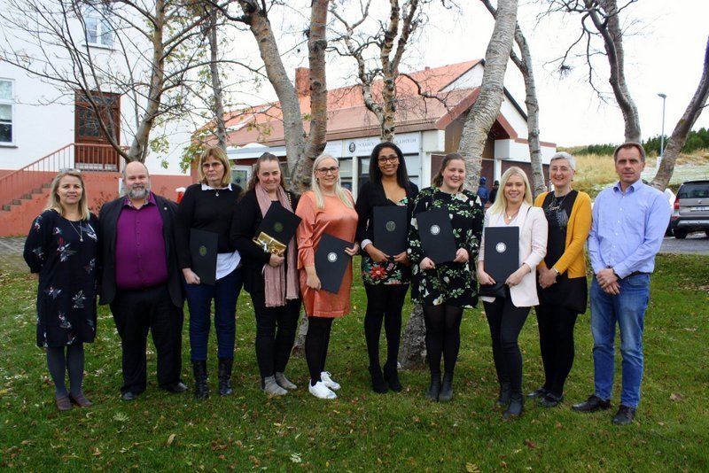 Útskriftarnemar og kennarar. Mynd: Guðmundur B. Eyþórsson.