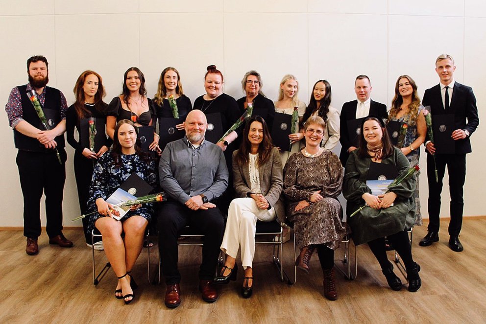 Brautskráningarnemar í viðburðastjórnun. Auk þeirra eru á myndinni Ásamt viðburðastjórnunarnemunum sitja Áskell Heiðar Ásgeirsson, lektor í ferðamáladeild, Hólmfríður Sveinsdóttir, rektor og Ingibjörg Sigurðardóttir, deildarstjóri ferðamáladeildar. Með þeim sitja verðlaunhafarnir (hæstu meðaleinkunn) Dagbjört Lena Sigurðardóttir og Sigriður Lína Daníelsdóttir, aðrir nemar standa fyrir aftan. MYND AÐSEND