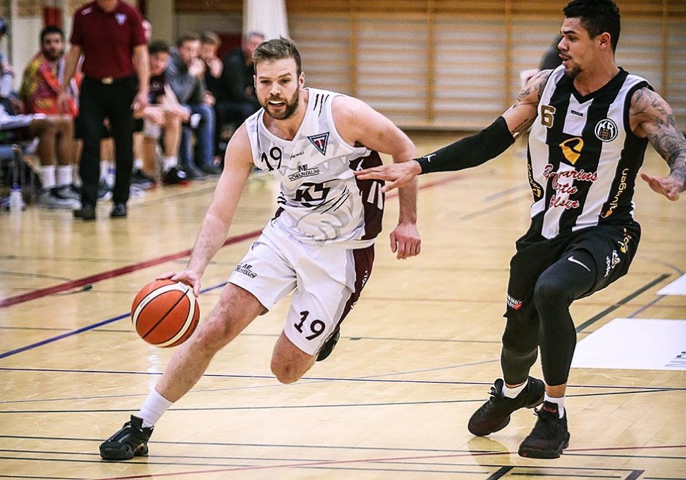 Brilli brunar hér fram hjá Kristófer Acox í leik gegn KR í Síkinu. MYND: HJALTI ÁRNA