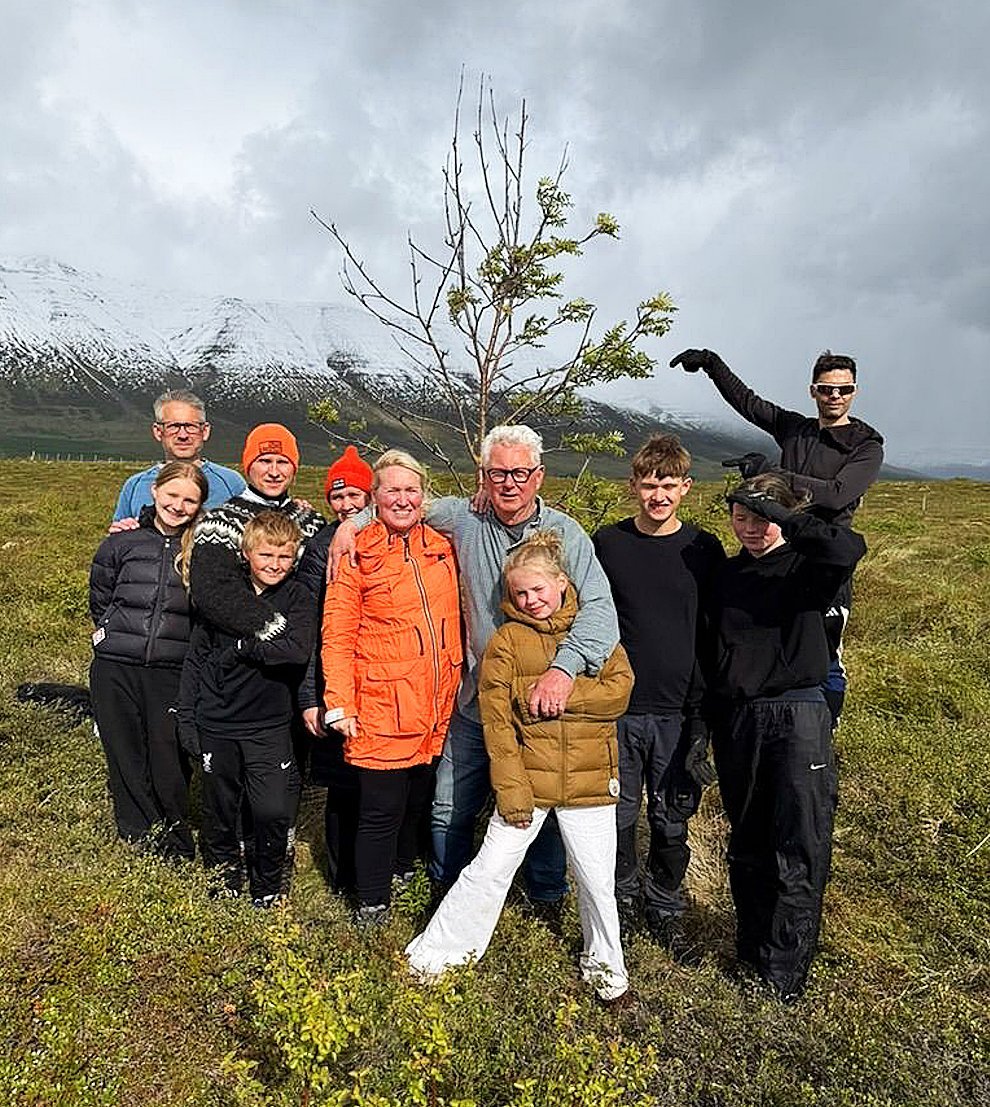 Margar hendur vinna létt verk í Brimnesskógi. AÐSEND MYND