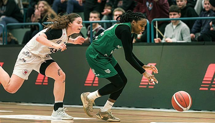 Brittany Dinkins reyndist Stólastúlkum erfið. Hér nær Maddie ekki í skottið á henni í leik 2 í Síkinu. MYND: SIGURÐUR INGI