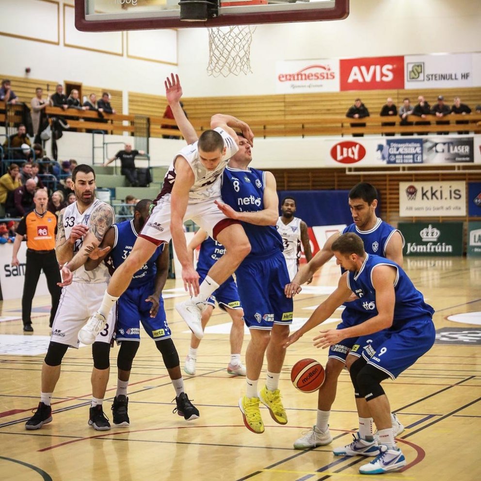 Það eru læti la-la-la-la-læti. Jaka Brodnik í baráttunni um boltann. MYND: HJALTI ÁRNA