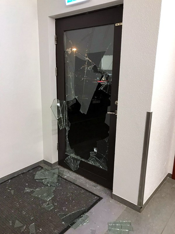 Rúða var brotin á dvalarheimili aldraðra á Sauðárkróki. Mynd: SP.