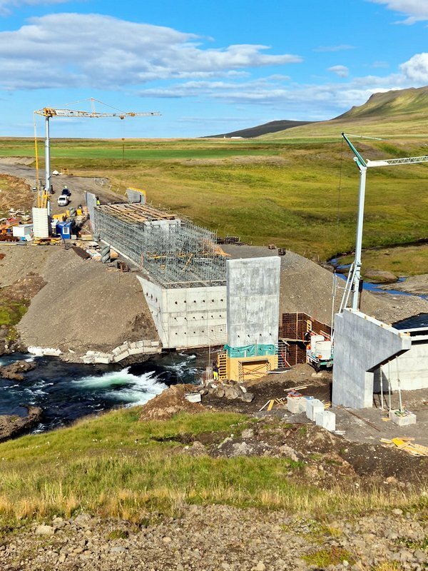 Hún er engin smásmíði nýja brúin yfir Laxá, 14 metra há og 106 metra löng. Mynd: Ámundi Rúnar Sveinsson.