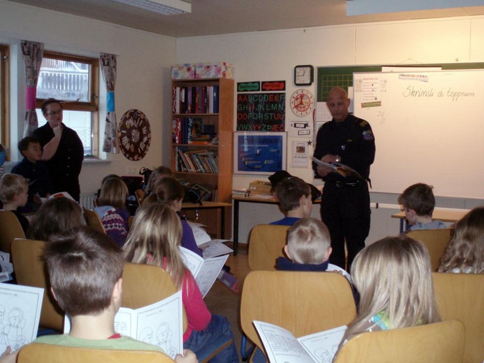 Nemendur fá litabók um Eldvarnir heimilanna