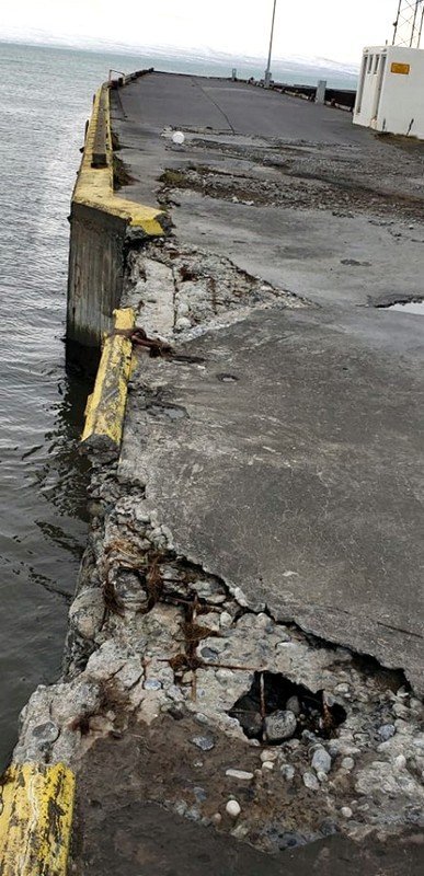 Eins og sjá má hafa skemmdir orðið á bryggjunni á Blönduósi. Mynd: Húni.is.