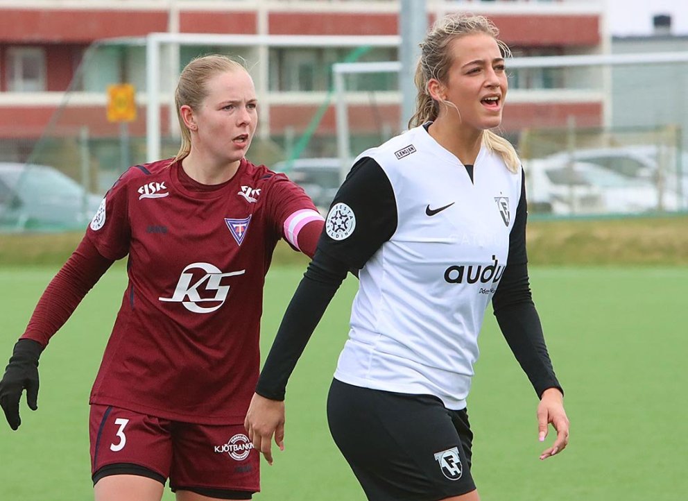 Bryndís klukkar leikmann FH.Fyrirliðinn átti fínan leik að venju. MYND: ÓAB