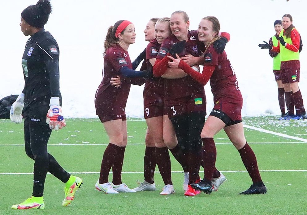 Bryndís Rut frá Brautarholti var vel fagnað eftir að hún jafnaði leikinn. MYND: ÓAB