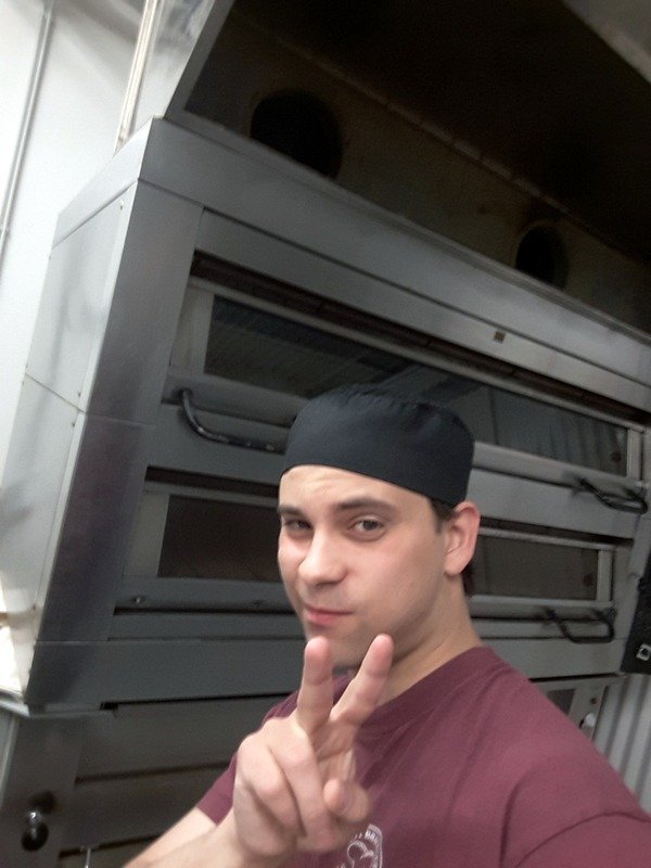 Bakarinn í Húnakaffi, Brynjar Þór Guðmundsson, við opnunbakarísins í sumar. Aðsend mynd.