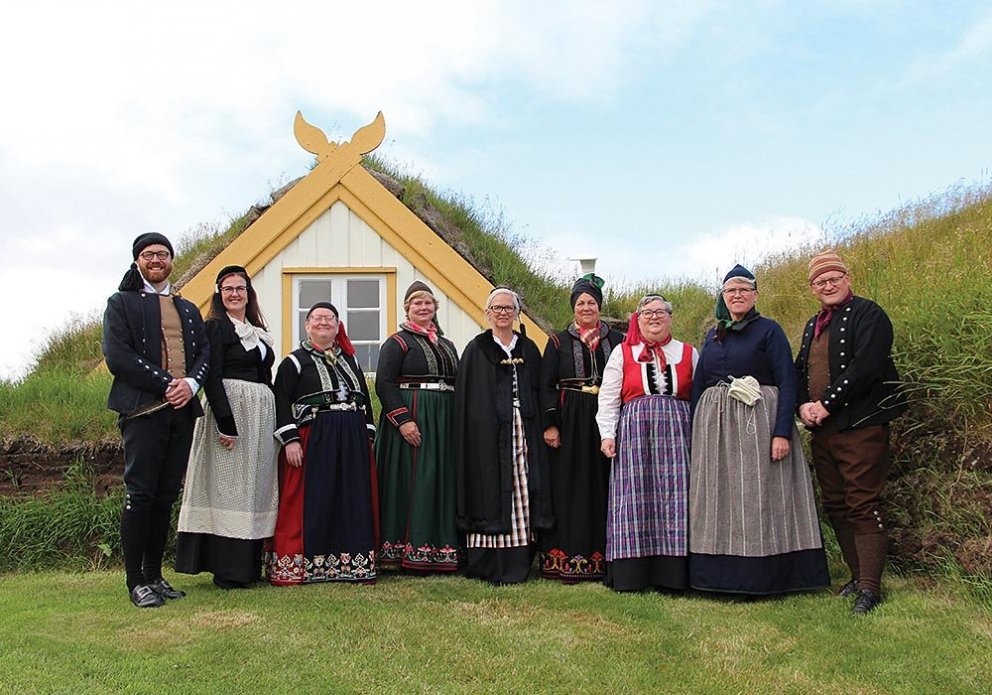 Glæsilegar konur í Pilsaþyt ásamt Eyjólfi Eyjólfssyni langspilsleikara, Ásmundi Kristjánssyni gullsmið og Guðrúnu Hildi Rosenkjær hjá Annríki, þjóðbúningar og skart. MYND: BYGGÐASAFN SKAGFIRÐINGA
