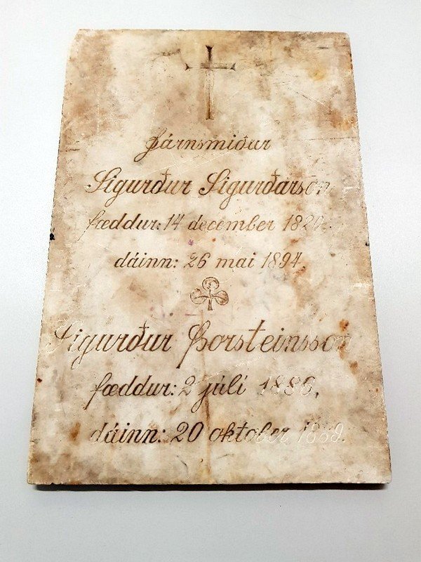 Gefendur legsteinsins eru Sigurður Gunnar Gissurarson og móðir hans, Bryndís Sigurðardóttir.