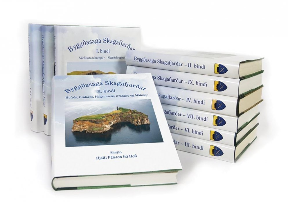 Það þarf vel byggðan skáp til að halda Byggðasögunni. Hér gefur að líta bindin tíu. MYND: ÓAB