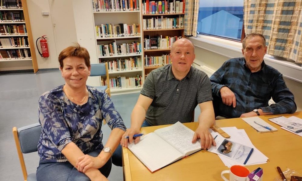 Útgáfunefnd Byggðasögu Skagfirðinga á bókasafninu á Hvammstanga en þarna eru Sigurlaug Ebba Kristjánsdóttir, Gunnar Rögnvaldsson og Bjarni Maronsson formaður. Myndina tók ritstjórinn sjálfur, Hjalti Páls.