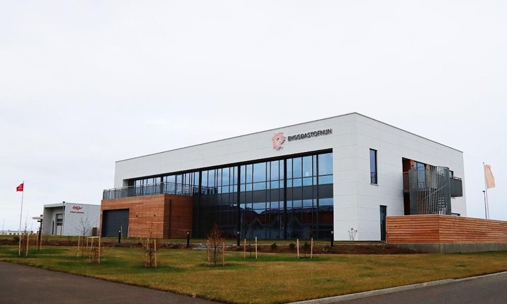 Húsnæði Byggðastofnunar á Króknum. Pósturinn í baksýn. MYND: ÓAB