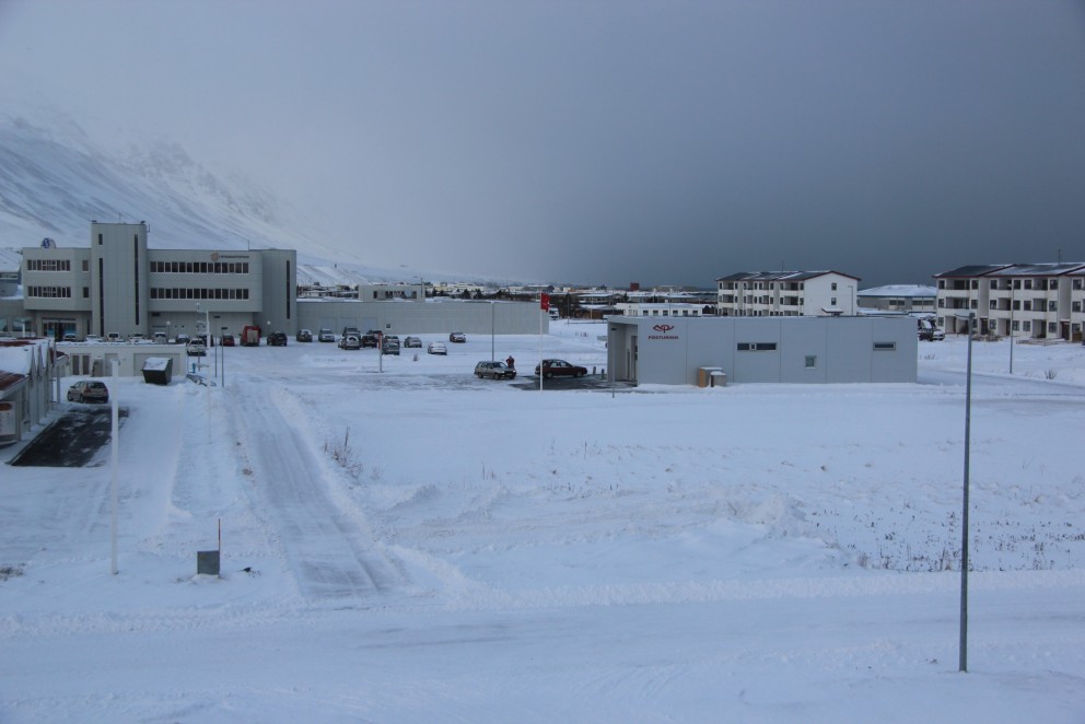 Byggingarreiturinn sem Byggðastofnun hyggst reisa nýtt húsnæði á er sunnan við Íslandspóst á Sauðárkróki. Mynd: BÞ