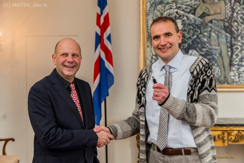 Benedikt afhendir forseta Íslands Guðna Th. Jóhannessyni, rannsóknir sínar um heilsugildi sjávarbaða. Aðsend mynd.
