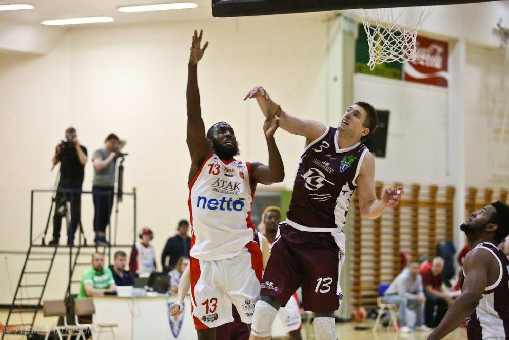 Caird og Darrel Lewis í baráttunni í leik Þórs og Tindastóls um síðustu helgi. MYND: HJALTI ÁRNA