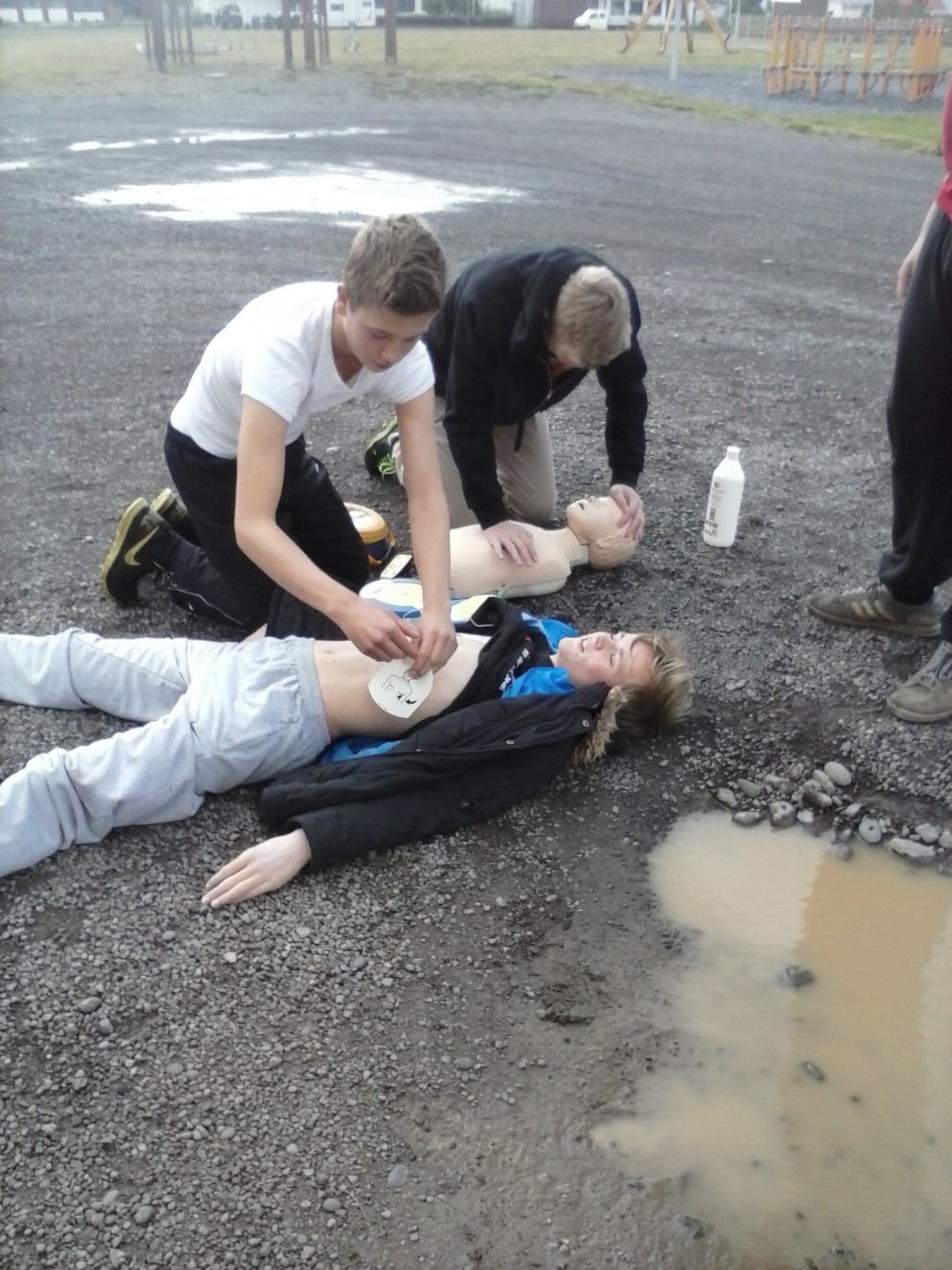 Nemendur á skyndihjálparnámskeiði