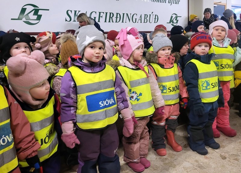 Haldið upp á Dag leikskólans með fjöldasöng í Kaupfélaginu