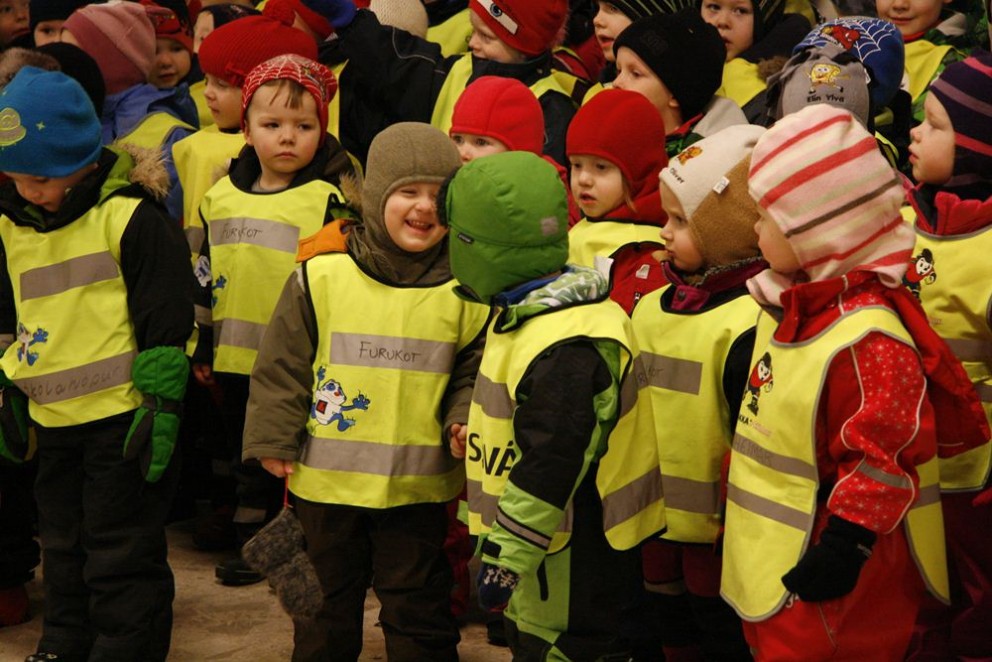 Fríður barnahópur söng fyrir búðargesti